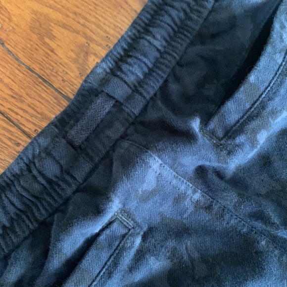 Athleta Printed Farallon Jogger Pants Women’s Blue Black Camo Drawstring Size 6T - Picture 6 of 12